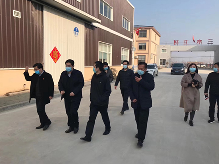 高新區(qū)黨工委書記郭保存、黨組成員楊紹青、馬嶺崗鎮(zhèn)書記李洋來公司監(jiān)督防疫物資生產(chǎn)